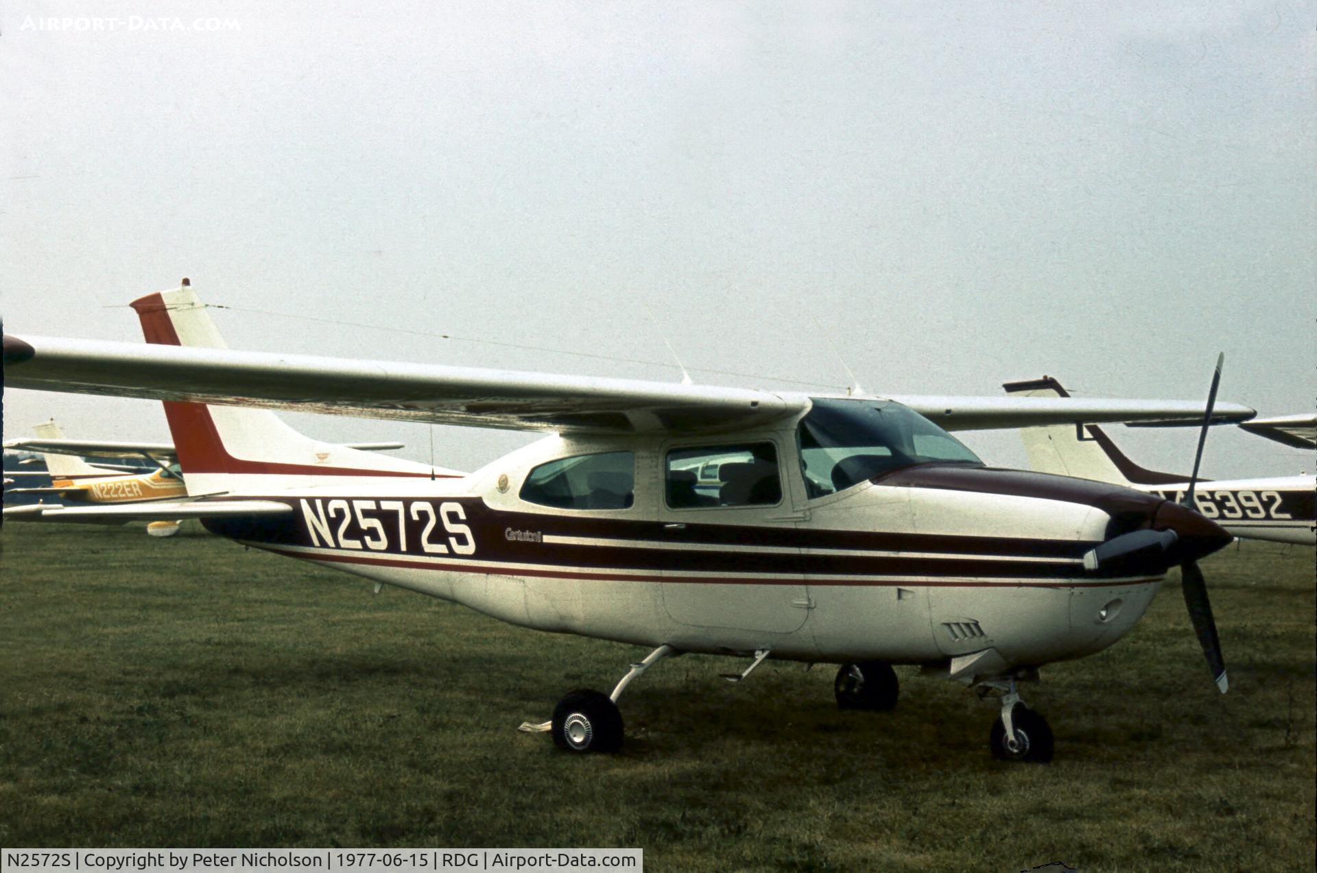 N2572S, 1976 Cessna 210L Centurion C/N 21061332, This Centurion was present at the 1977 Reading Airshow.