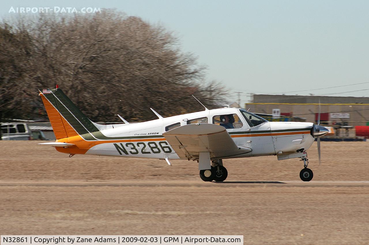 N32861, 1974 Piper PA-28R-200 C/N 28R-7535096, At Grand Prairie Municipal