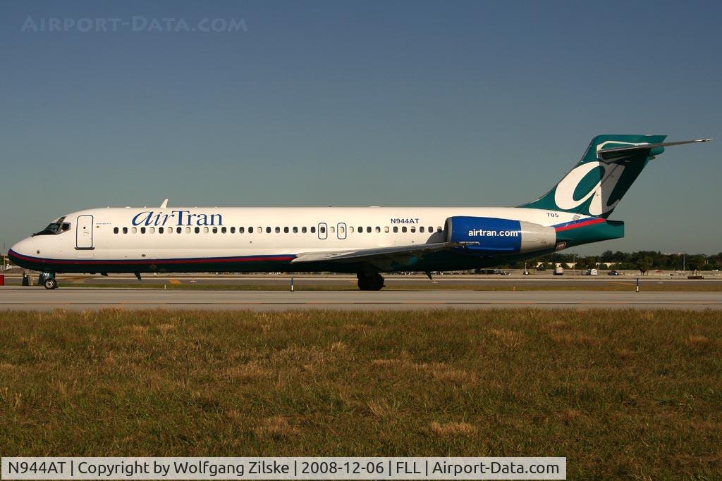 N944AT, 1999 Boeing 717-200 C/N 55007, visitor