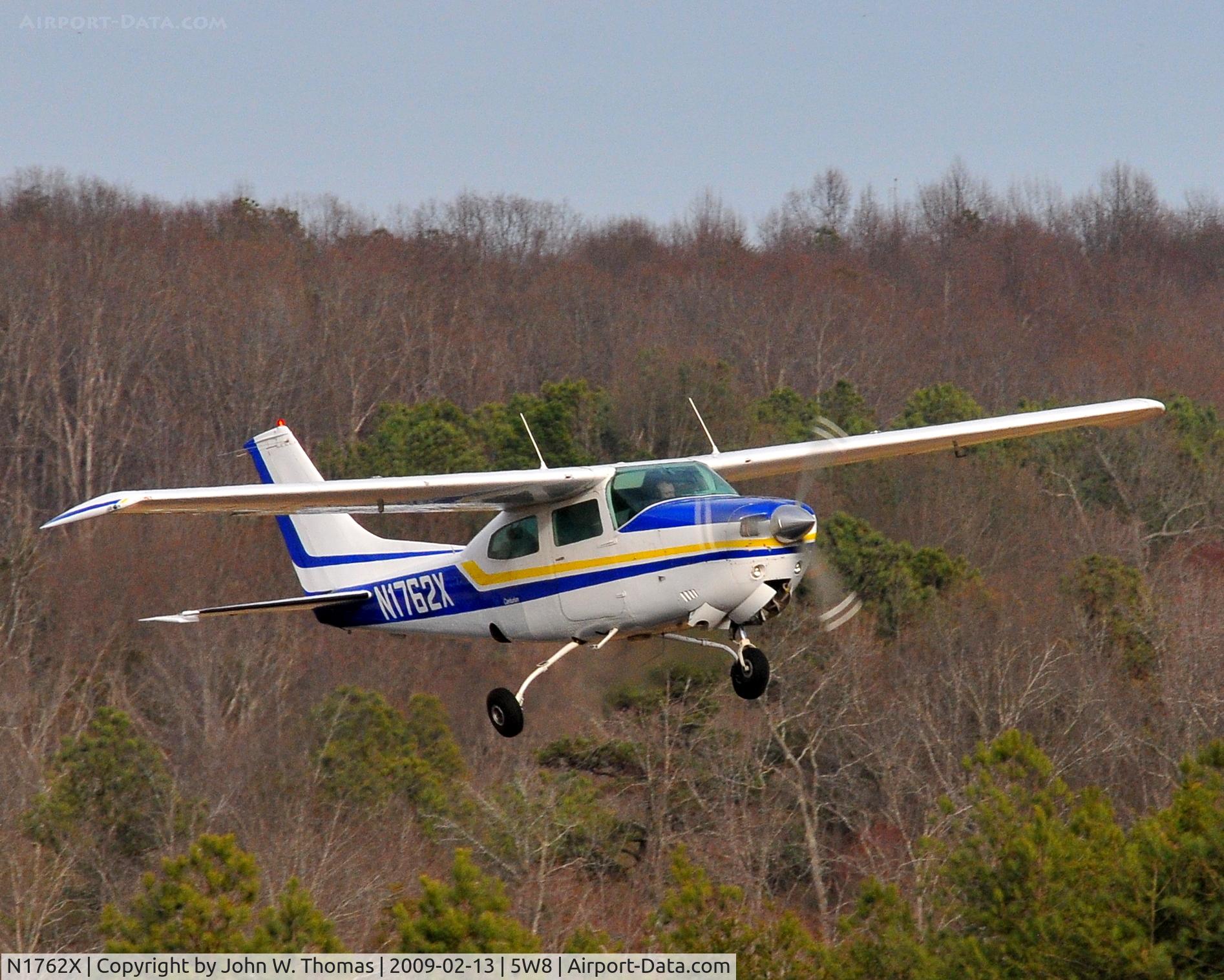 N1762X, 1975 Cessna 210L Centurion C/N 21060783, Departing runway 22