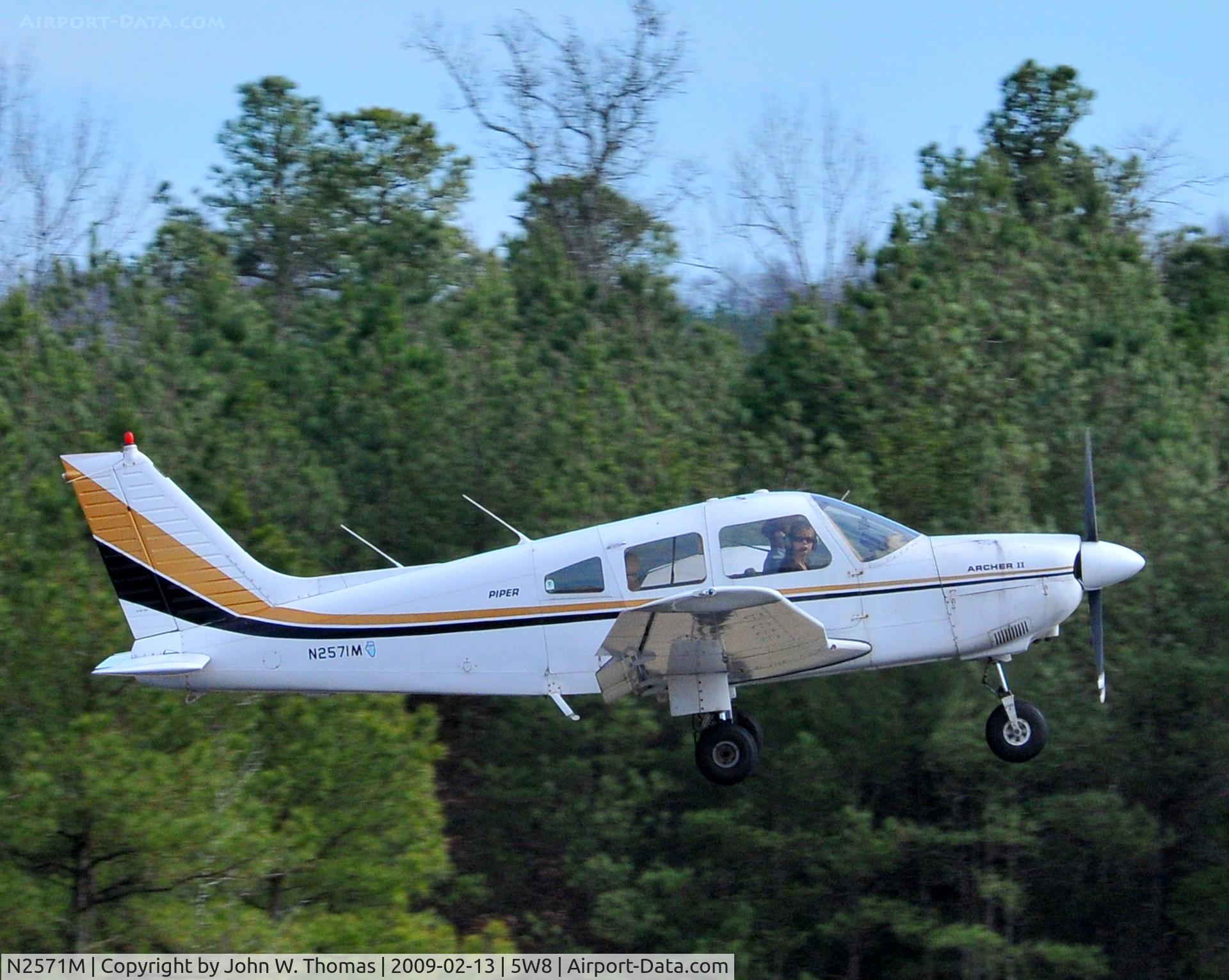 N2571M, 1977 Piper PA-28-181 C/N 28-7890258, Touch-n-go on runway 22