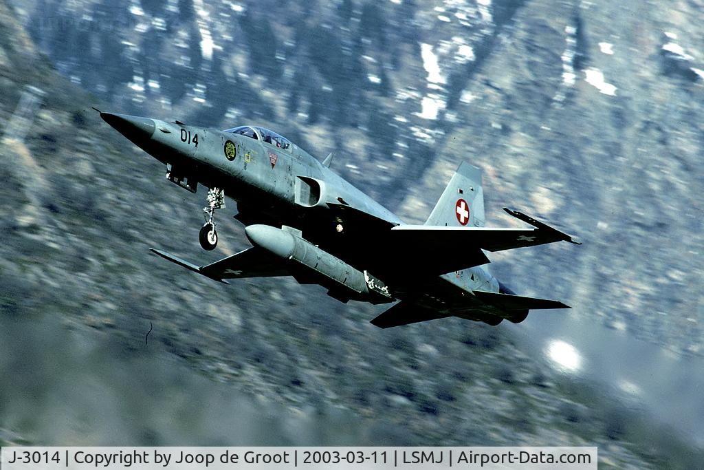 J-3014, 1979 Northrop F-5E Tiger II C/N L.1014, Take off in the narrow Rhone valley. Pitty Turtmann is closed now.