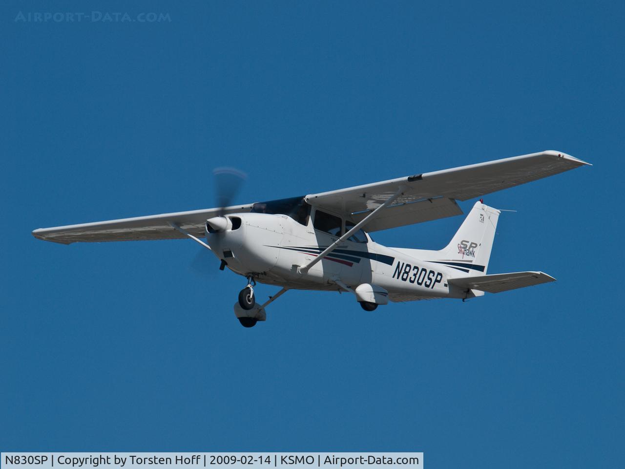 N830SP, 2001 Cessna 172S C/N 172S8745, N830SP passing overhead during a go-around