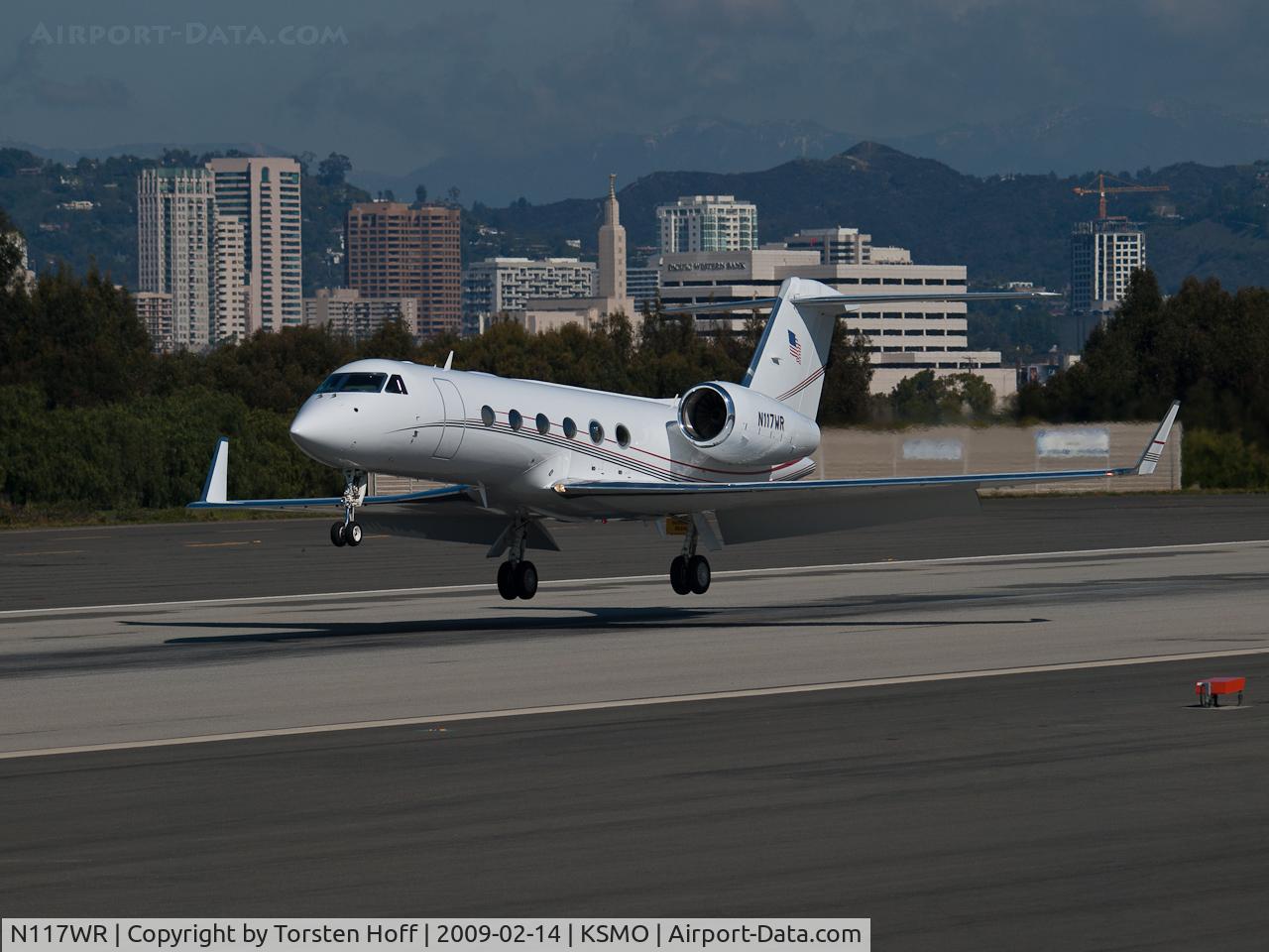 N117WR, 2005 Gulfstream Aerospace GIV-X (G350) C/N 4015, N117WR arriving on RWY 21