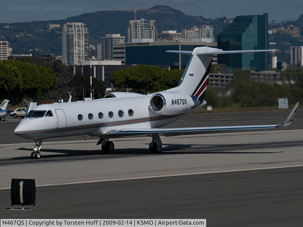 N467QS, 2004 Gulfstream Aerospace G-IV C/N 1533, N467QS departing from RWY 21