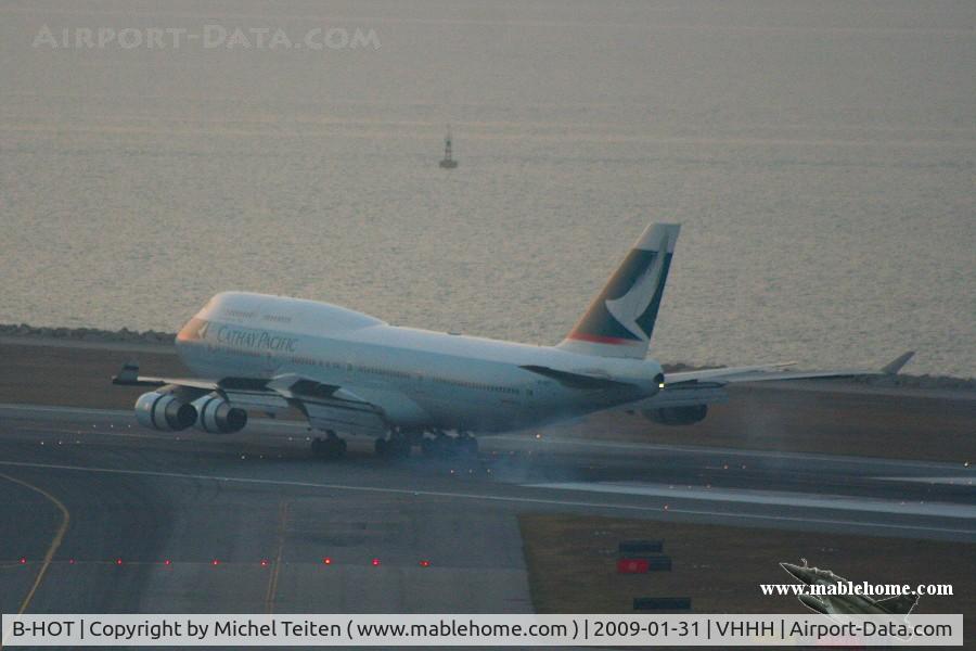 B-HOT, 1990 Boeing 747-467 C/N 24851, Cathay Pacific landing on 25R