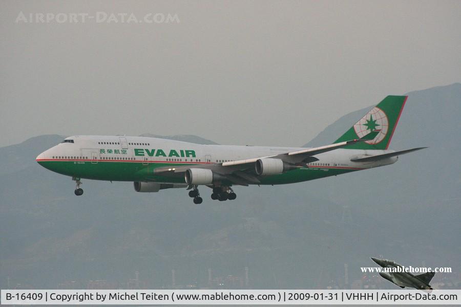 B-16409, 1996 Boeing 747-45E(M) C/N 28093, EVA Air approaching 25R
