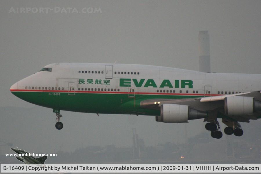 B-16409, 1996 Boeing 747-45E(M) C/N 28093, EVA Air approaching 25R