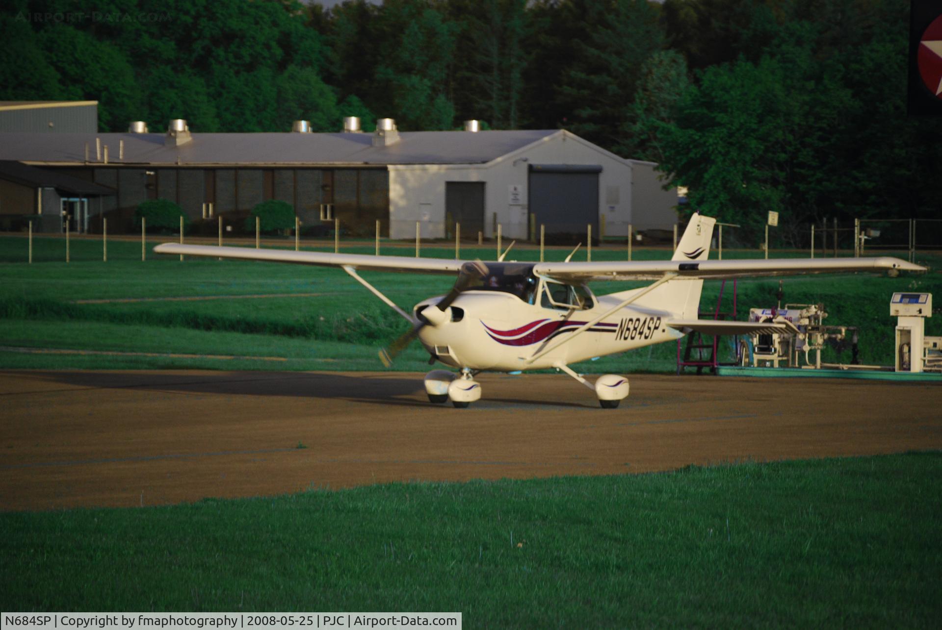 N684SP, 1999 Cessna 172S C/N 172S8095, Taxi