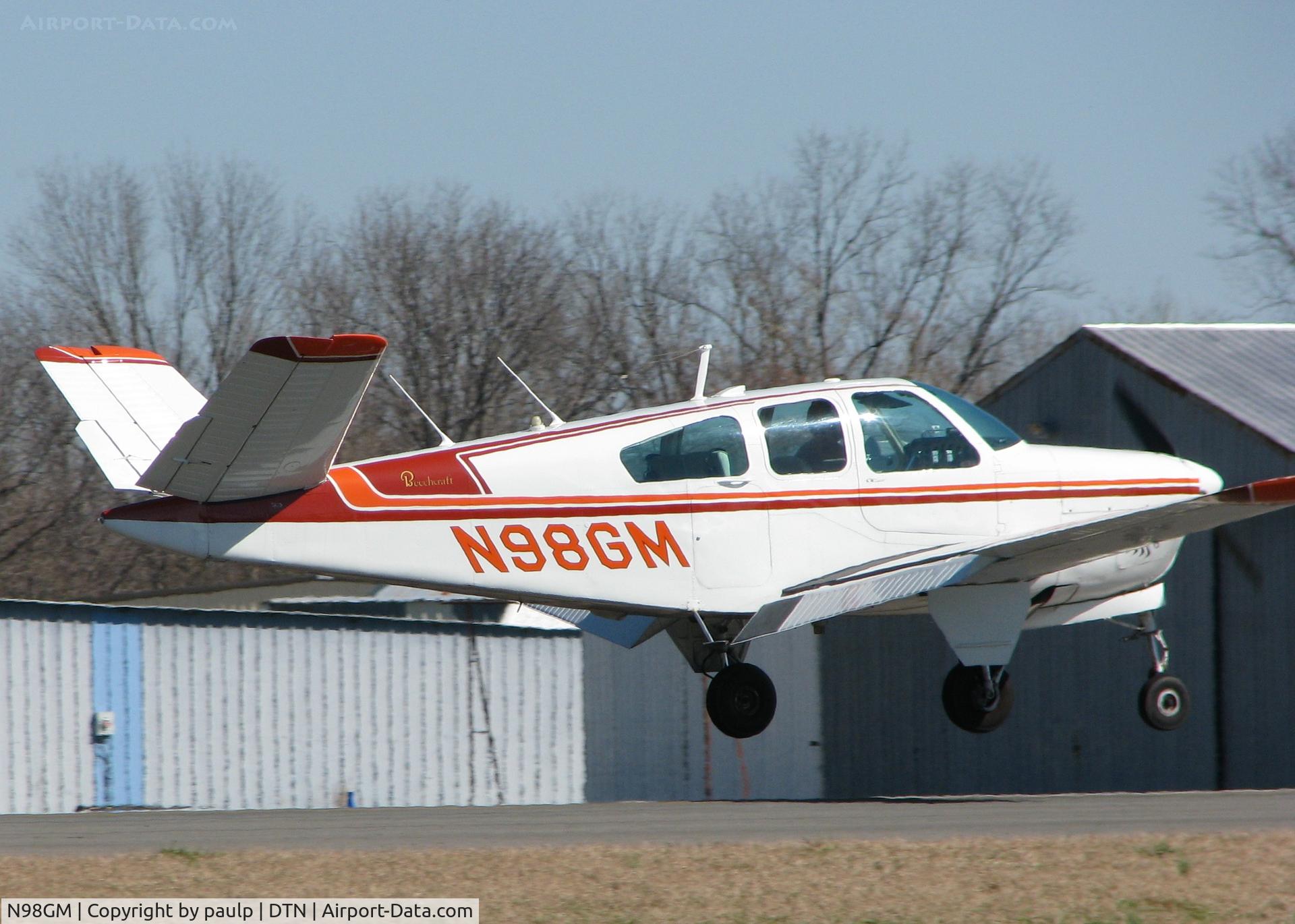 N98GM, 1961 Beech N35 Bonanza C/N D-6628, About to touch down on runway 14 at the Downtown Shreveport airport.