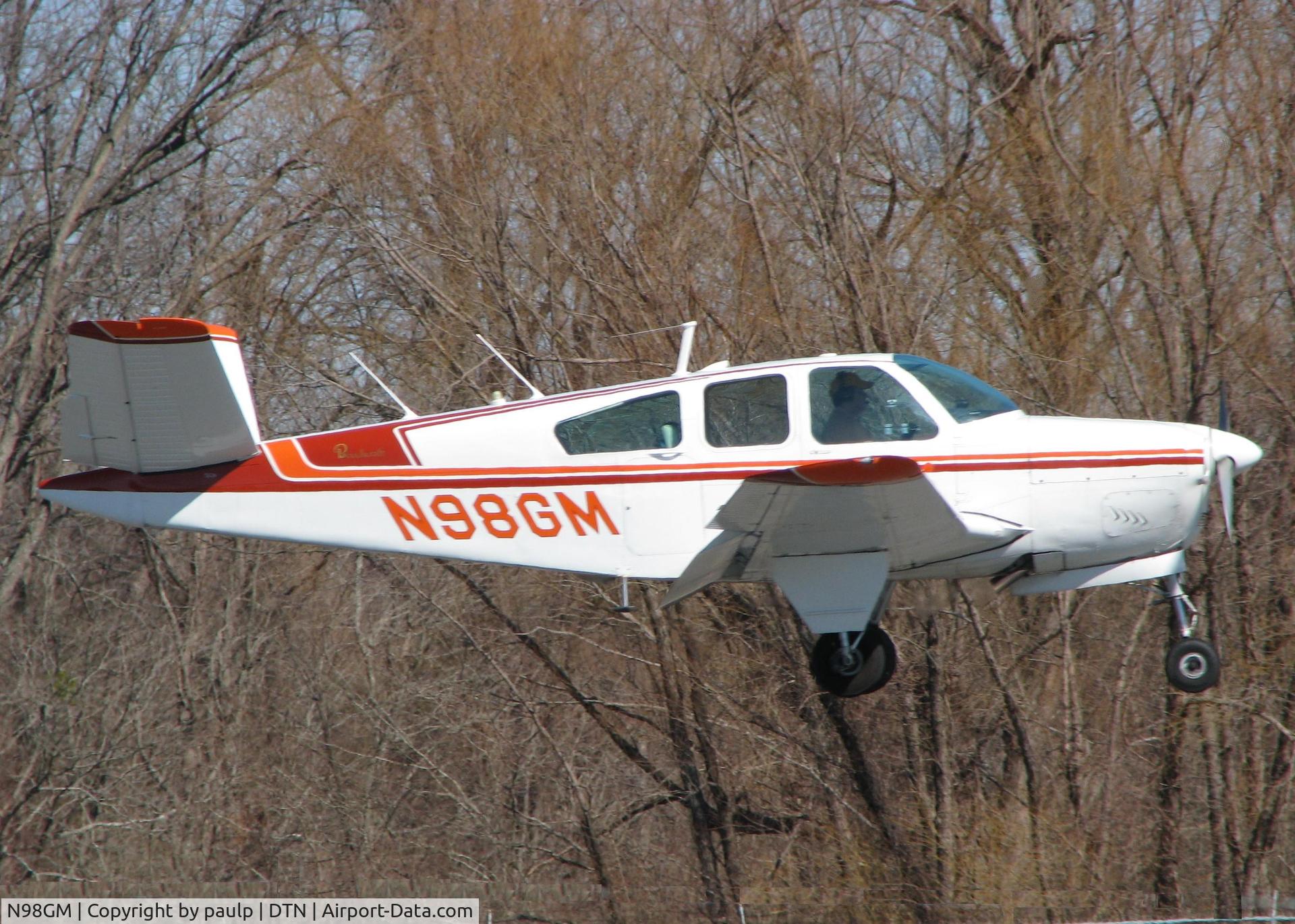 N98GM, 1961 Beech N35 Bonanza C/N D-6628, About to land on 14 at the Downtown Shreveport airport.