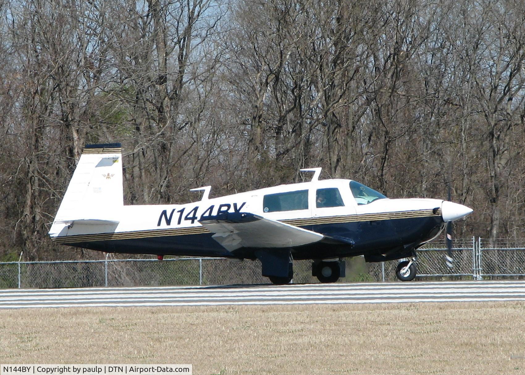 N144BY, 1977 Mooney M20J 201 C/N 24-0034, About to take off from Downtown Shreveport.