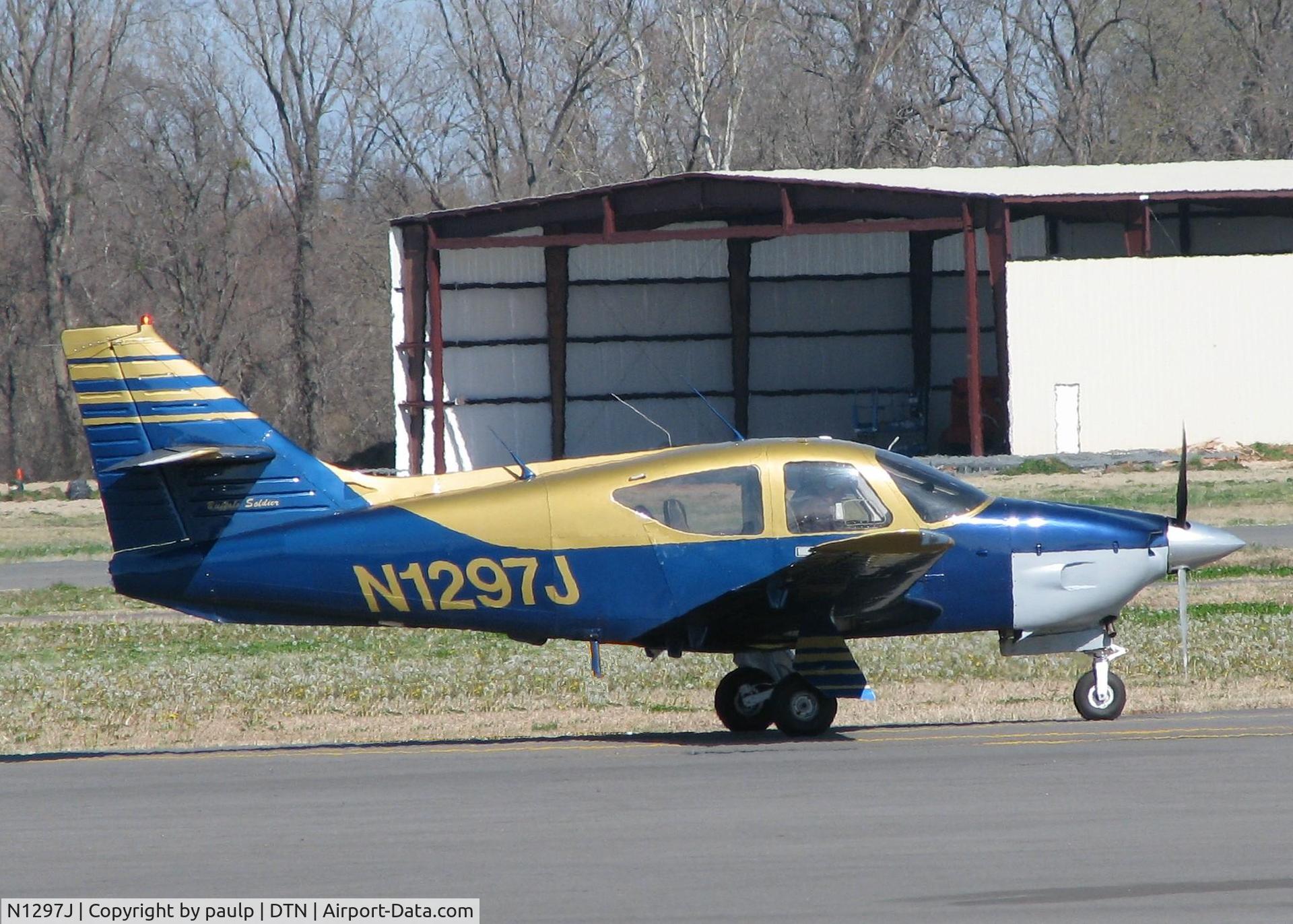 N1297J, 1975 Rockwell International 112A Commander C/N 297, Taxiing to 32 at Downtown Shreveport.