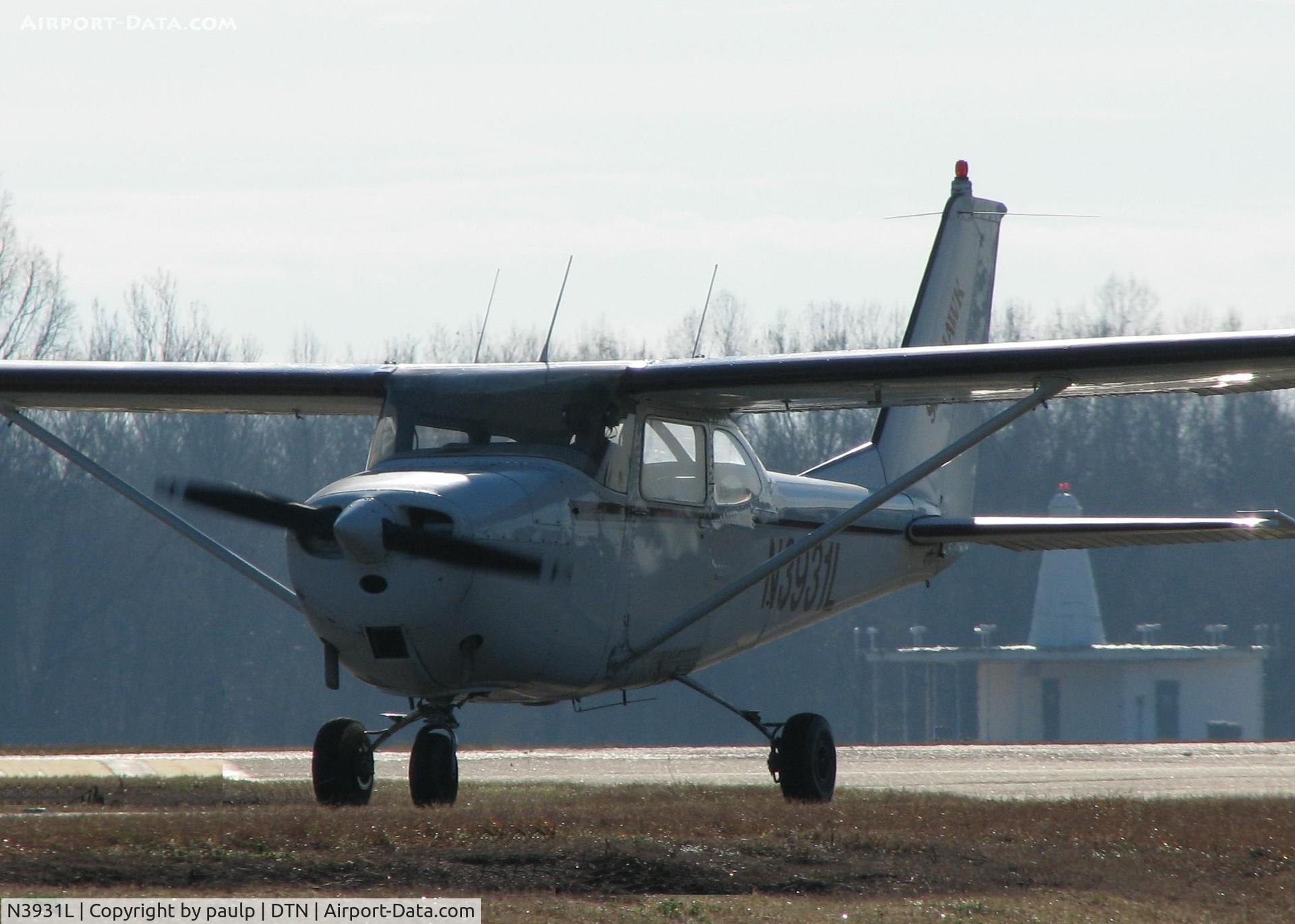 N3931L, 1965 Cessna 172G C/N 17254100, Taxiing on foxtrot heading to 14 at Downtown Shreveport.