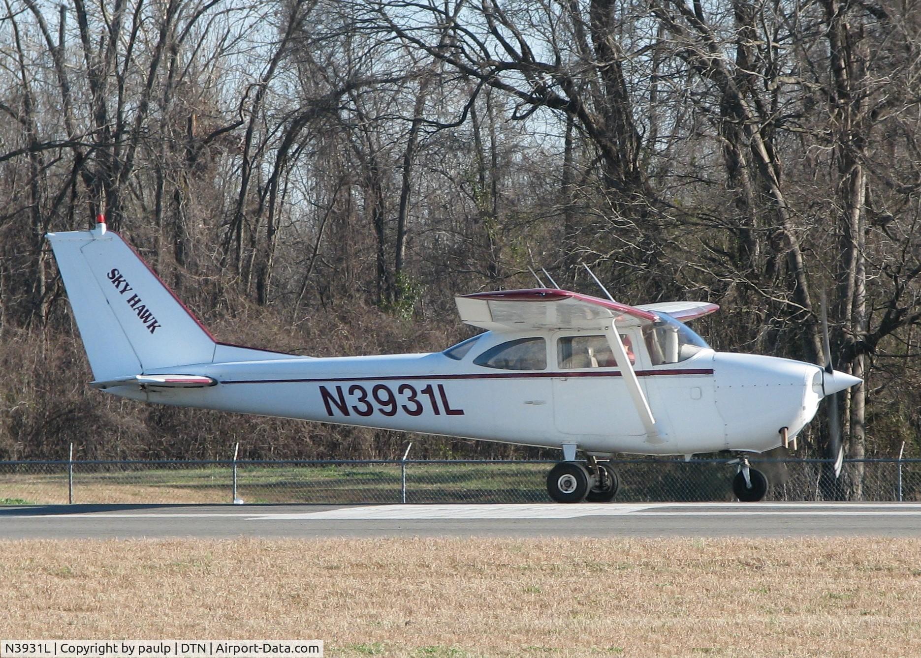 N3931L, 1965 Cessna 172G C/N 17254100, About to take off from 14 at Downtown Shreveport.