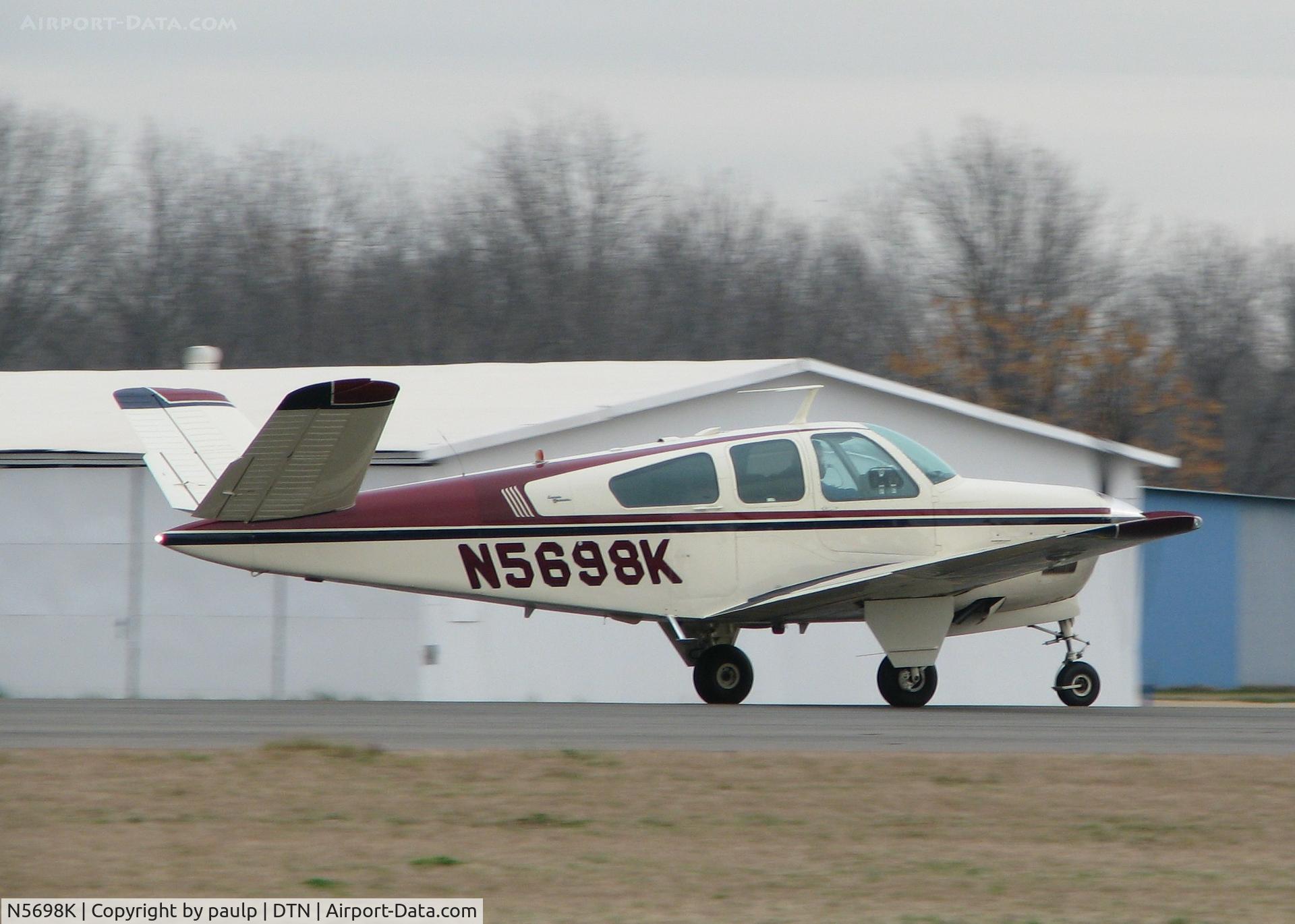 N5698K, 1964 Beech S35 Bonanza C/N D-7622, About to take off from runway 14 at the Downtown Shreveport airport.