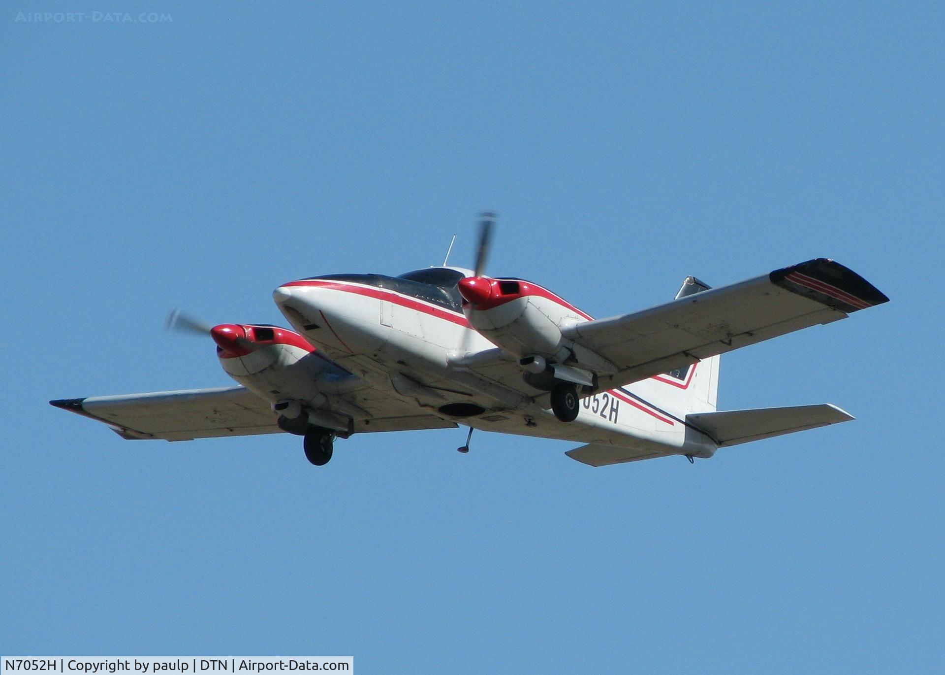 N7052H, 1975 Piper PA-23-250 C/N 27-7554130, Just lifted off of runway 32 at the Downtown Shreveport airport.