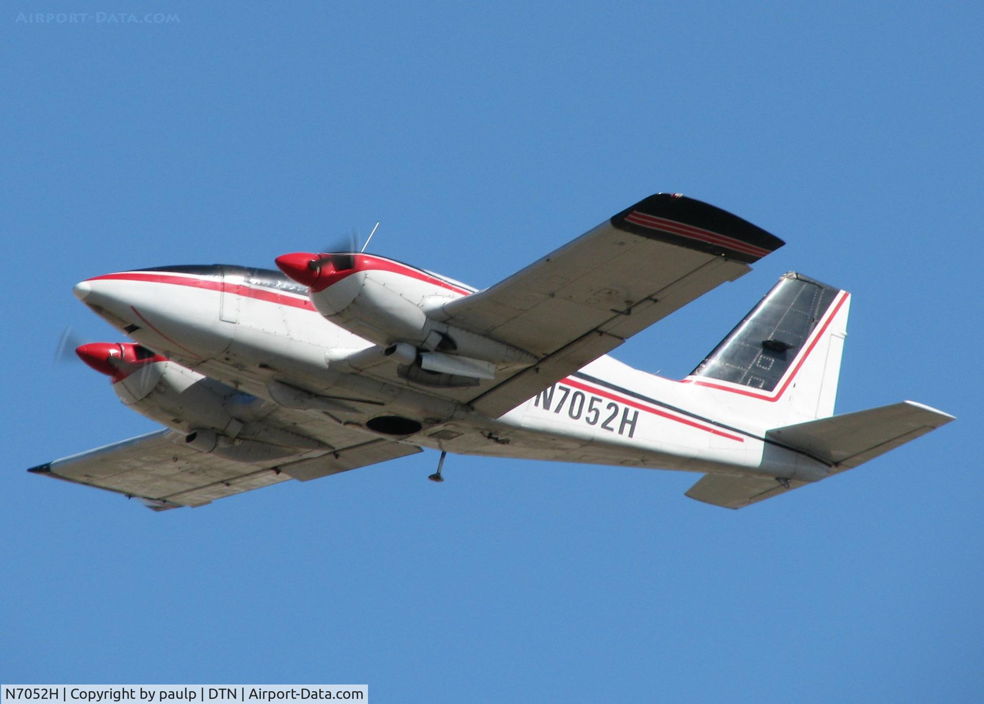 N7052H, 1975 Piper PA-23-250 C/N 27-7554130, Taking off from runway 32 at the Downtown Shreveport airport.