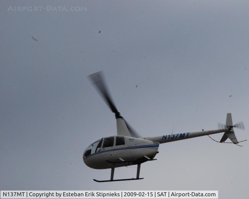 N137MT, 2001 Robinson R44 C/N 1134, Robinson flying out of SAT