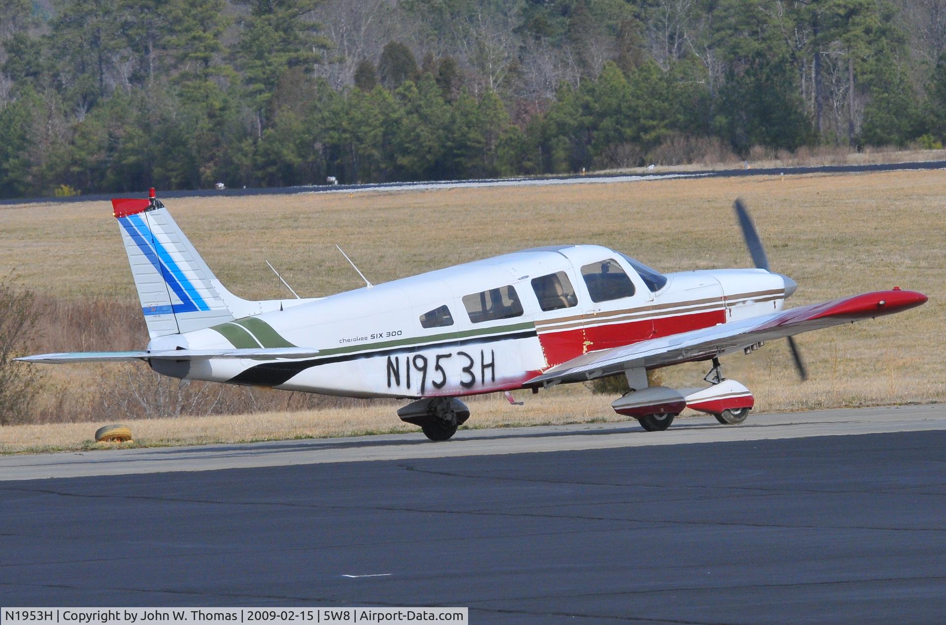 N1953H, 1977 Piper PA-32-300 Cherokee Six C/N 32-7740044, At rest