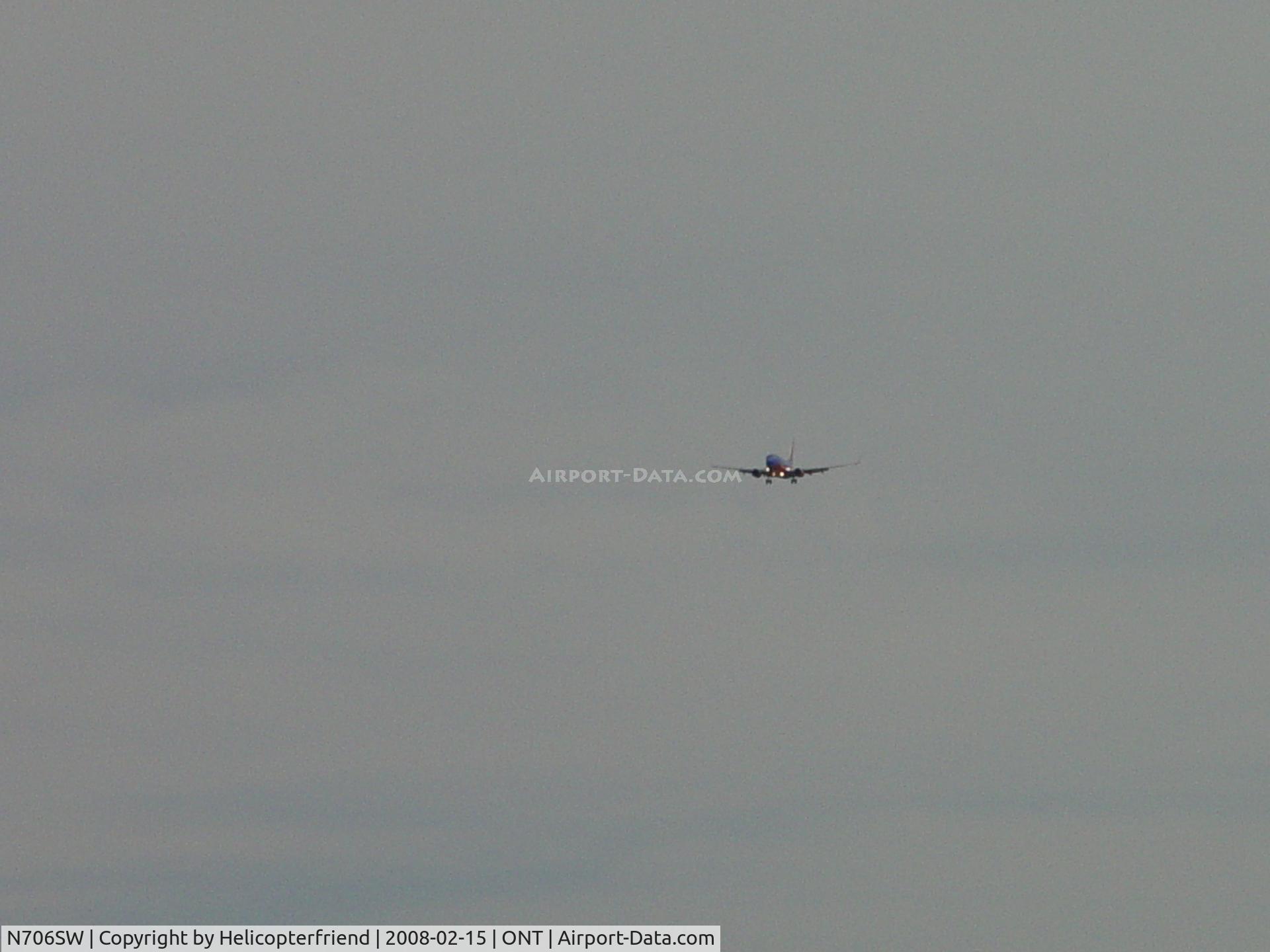 N706SW, 1998 Boeing 737-7H4 C/N 27840, Several miles east of Ontario on final