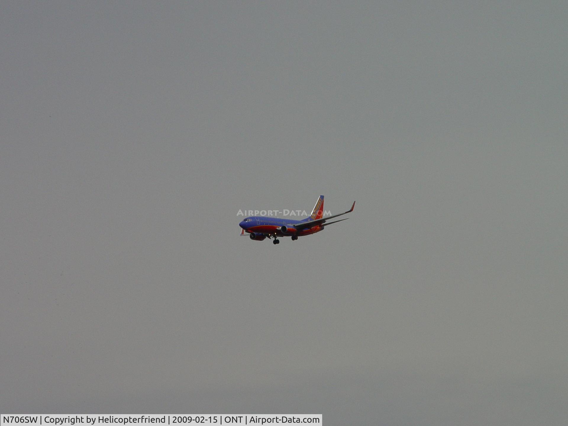 N706SW, 1998 Boeing 737-7H4 C/N 27840, 3/4 mile final to Ontario