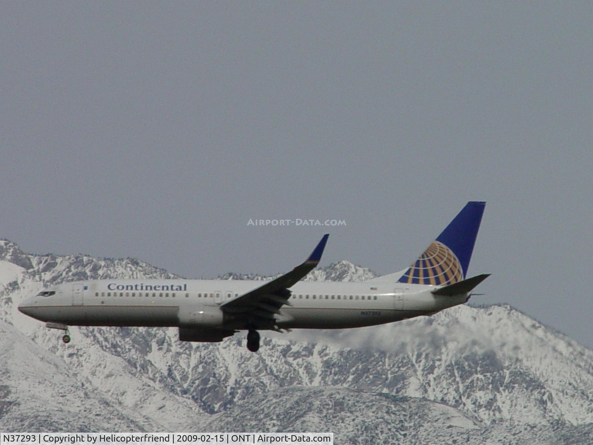 N37293, 2005 Boeing 737-824 C/N 33453, Applying power for landing at Ontario