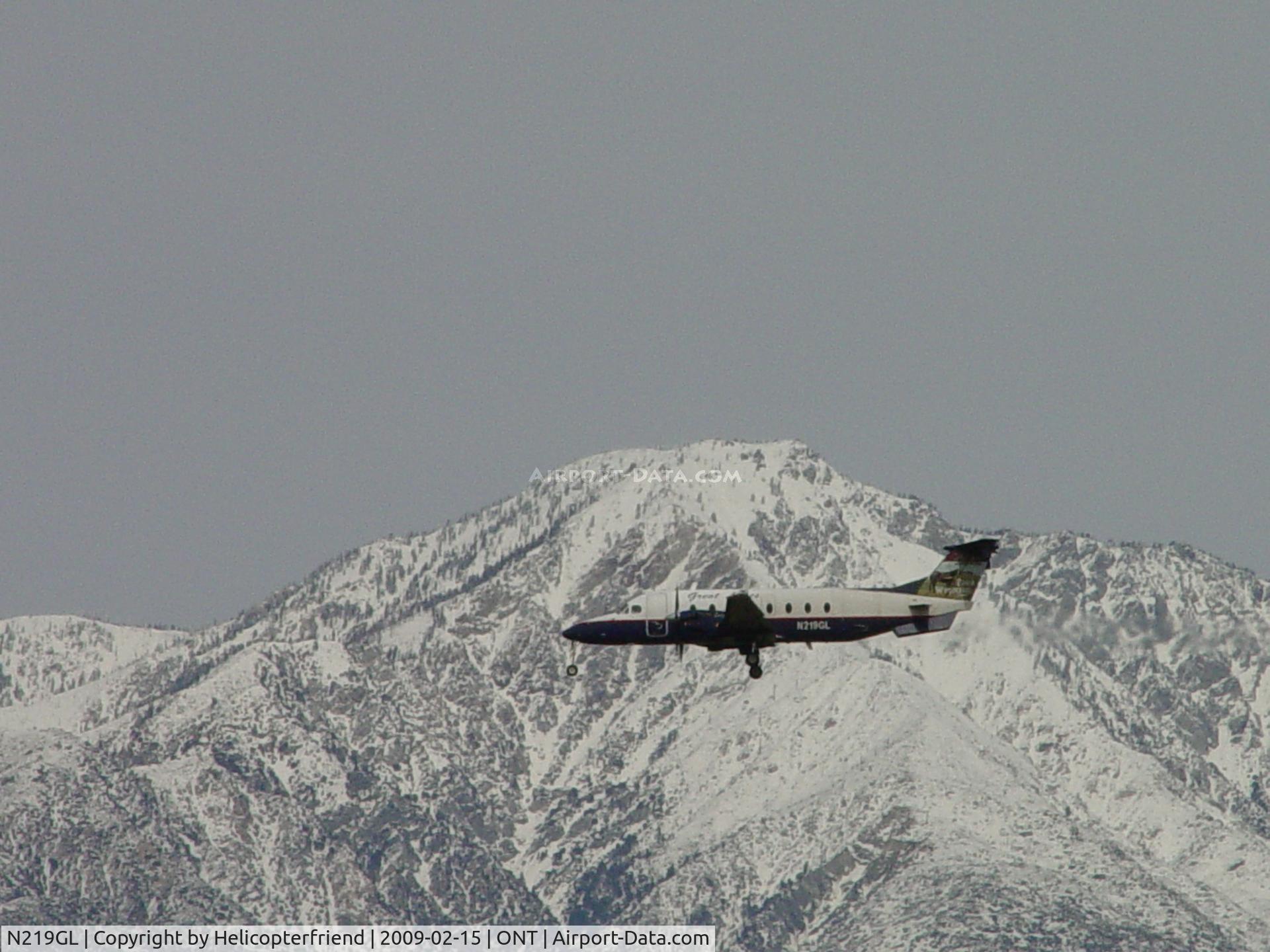N219GL, 1996 Beech 1900D C/N UE-219, Applying power to reach runway, notice horse on tail