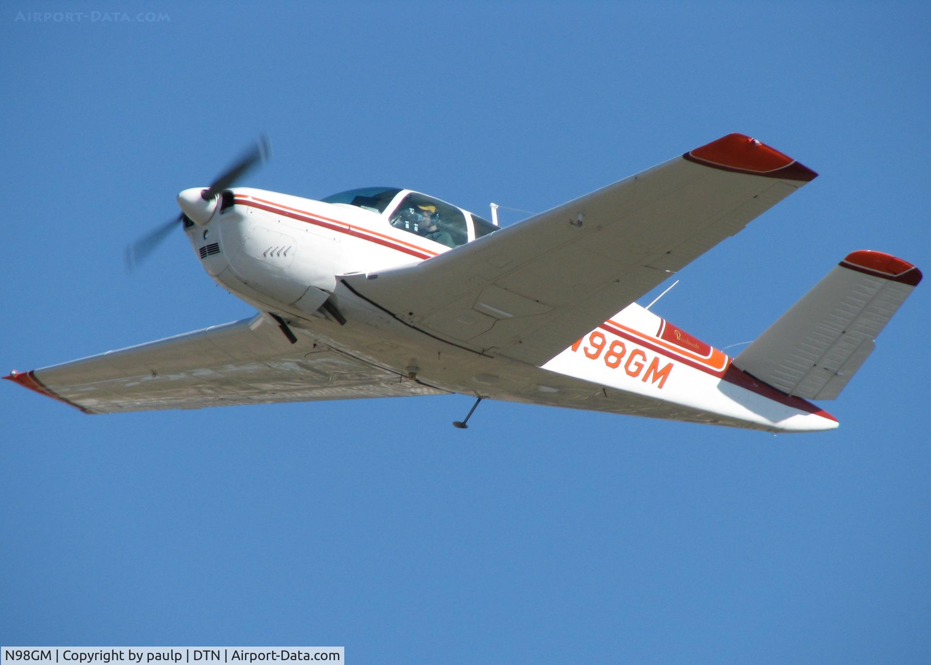 N98GM, 1961 Beech N35 Bonanza C/N D-6628, Taking off from 32 at Downtown Shreveport.
