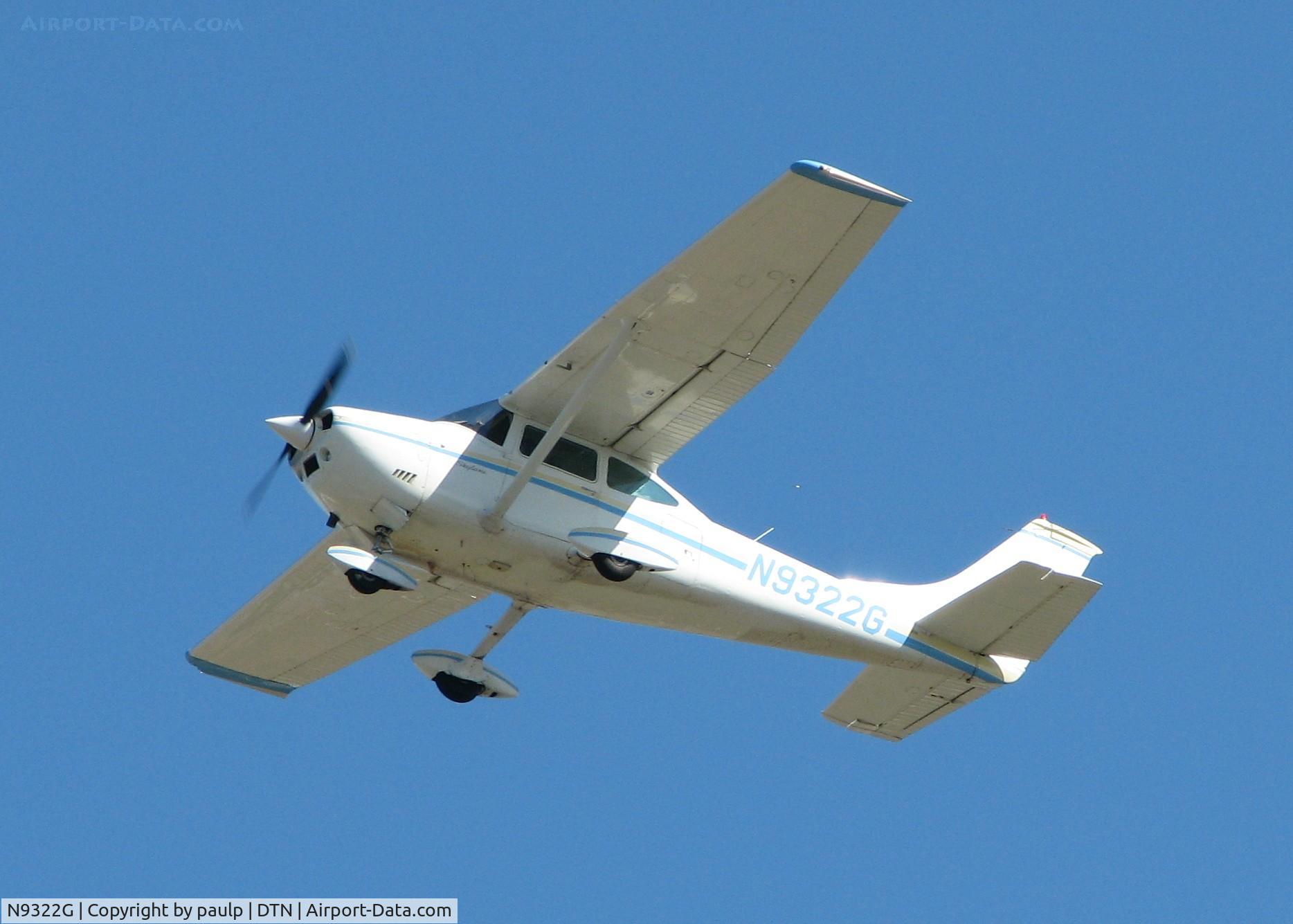 N9322G, 1971 Cessna 182P Skylane C/N 18260862, Off of 32 at Downtown Shreveport.