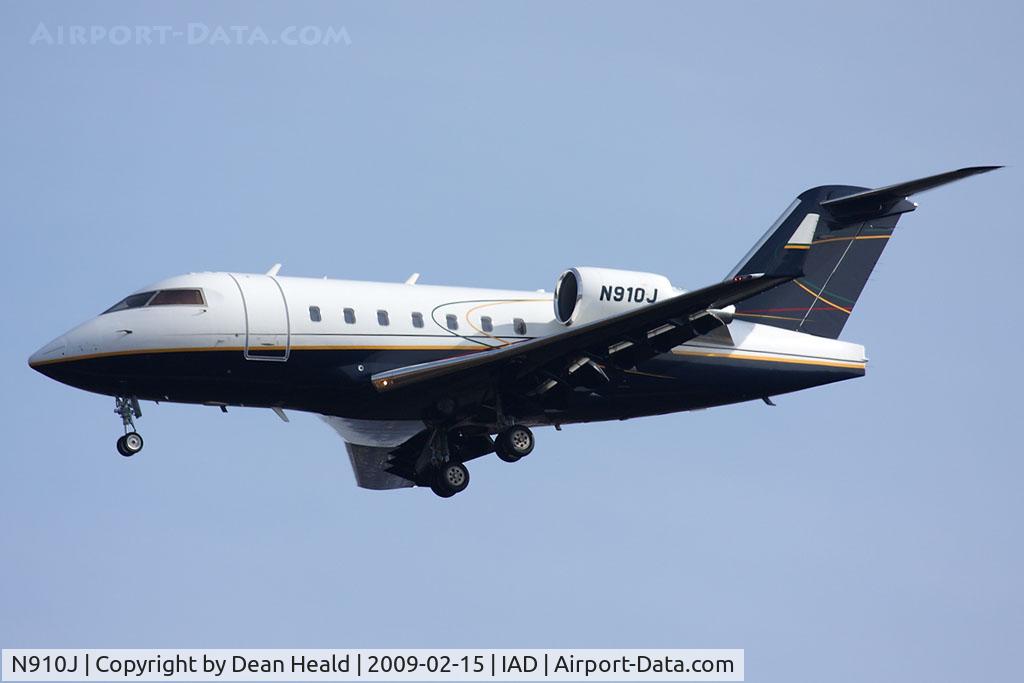 N910J, 2005 Bombardier Challenger 604 (CL-600-2B16) C/N 5640, Penn National Gaming, Inc 2005 Bombardier Challenger 604 N910J on short-final to RWY 1R.