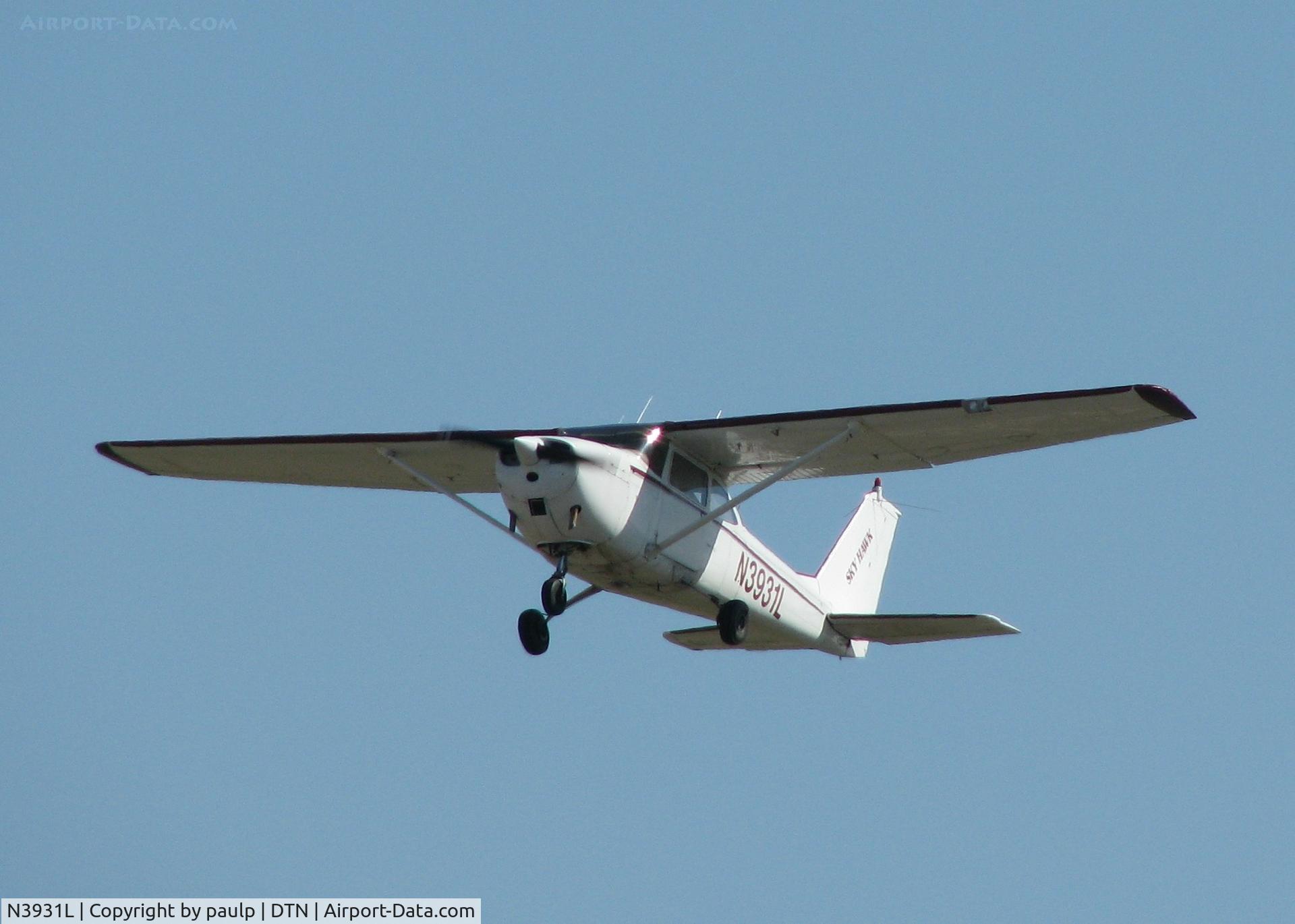 N3931L, 1965 Cessna 172G C/N 17254100, Off of 32 at Downtown Shreveport.