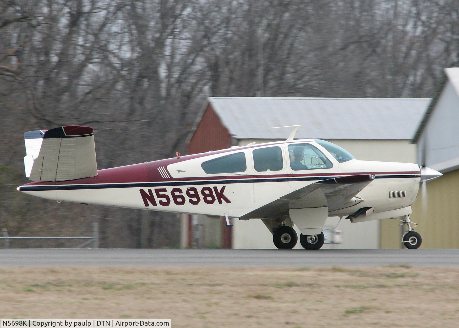 N5698K, 1964 Beech S35 Bonanza C/N D-7622, Take off roll on runway 14 at Downtown Shreveport.