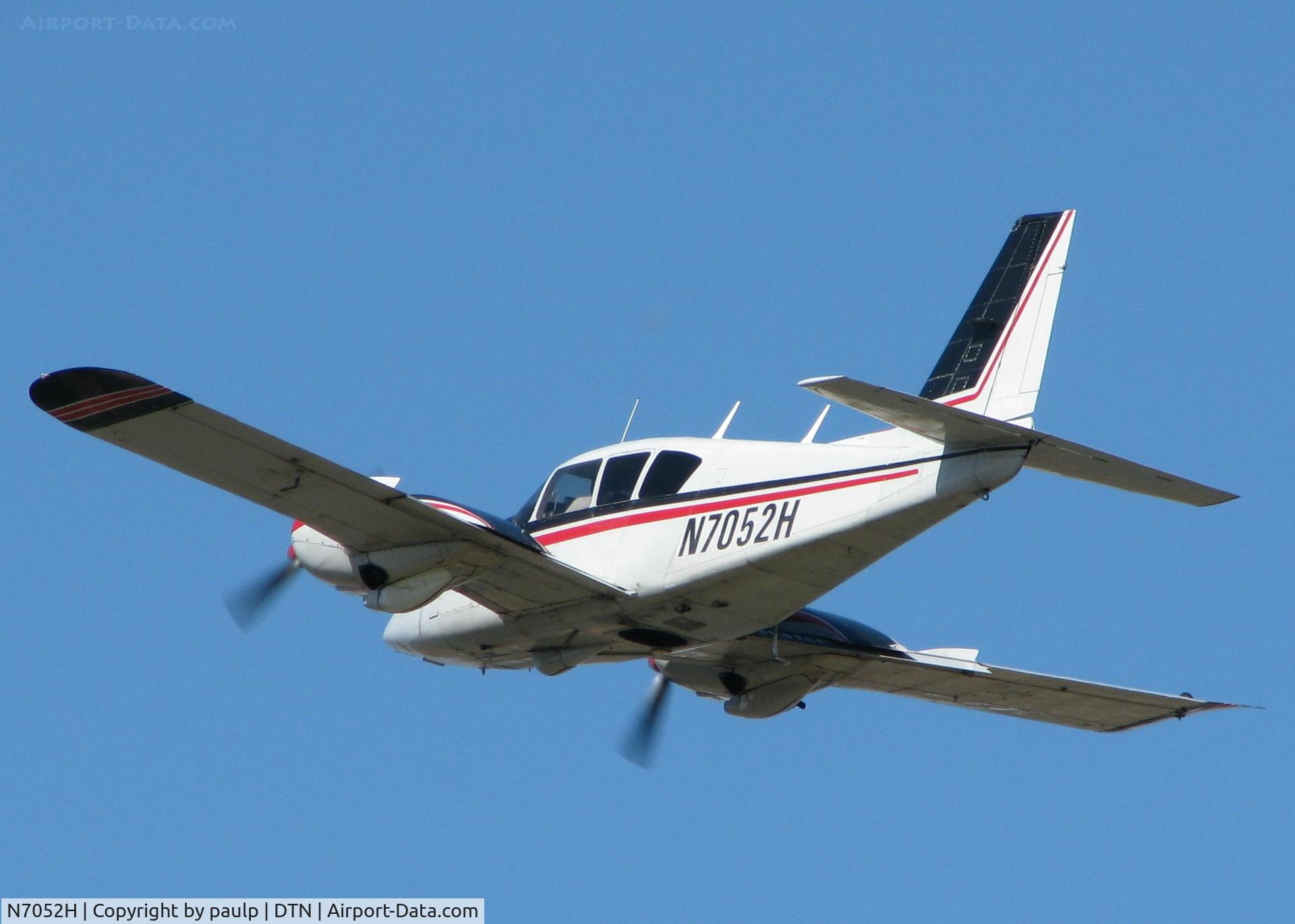 N7052H, 1975 Piper PA-23-250 C/N 27-7554130, Taking off from 32 at Downtown Shreveport.