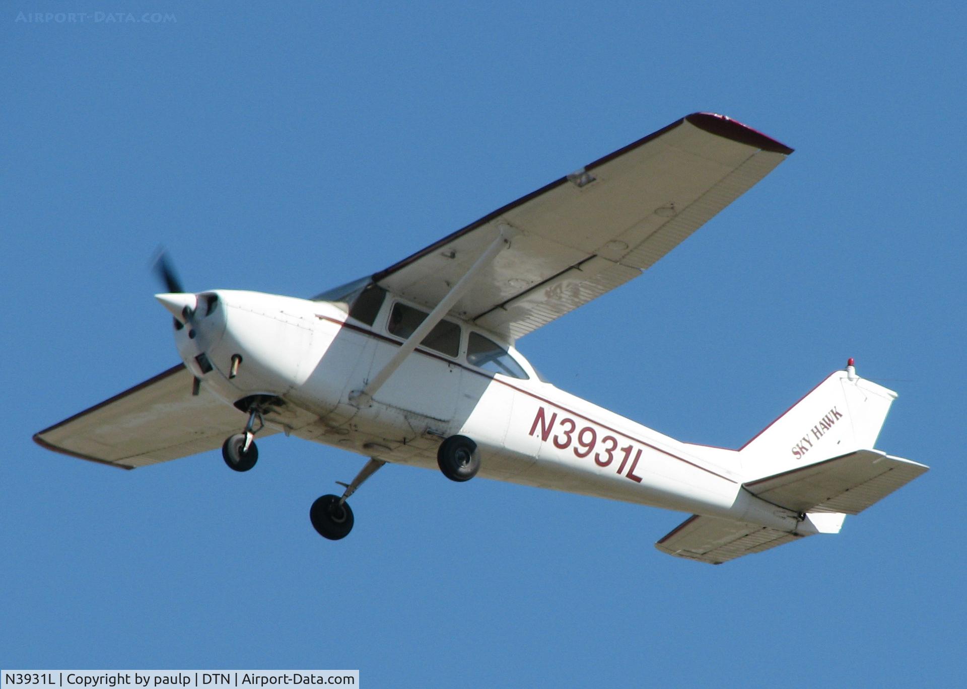 N3931L, 1965 Cessna 172G C/N 17254100, Off of 32 at the Downtown Shreveport airport.