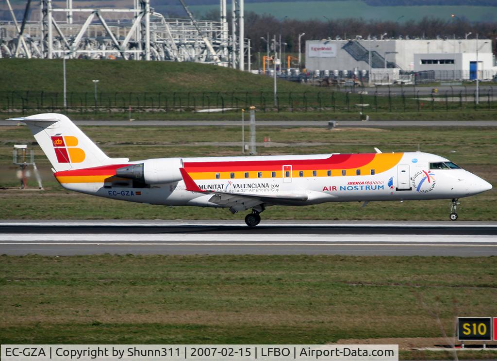 EC-GZA, 1998 Canadair CRJ-200ER (CL-600-2B19) C/N 7252, Landing rwy 14R