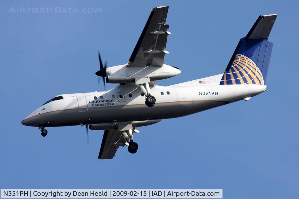 N351PH, 1997 De Havilland Canada DHC-8-202 Dash 8 C/N 490, Continental Connection (Commutair) N351PH (FLT UCA8639) from Newark Liberty Int'l (KEWR) establishing itself on final approach to RWY 1R after turning base-to-final very close to the airport.