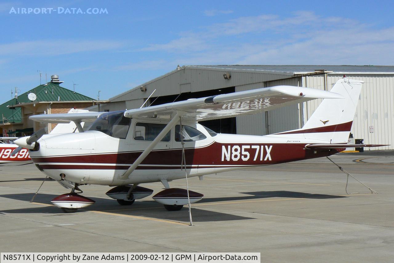 N8571X, 1963 Cessna P172D Skyhawk Powermatic C/N P17257171, At Grand Prairie Municipal