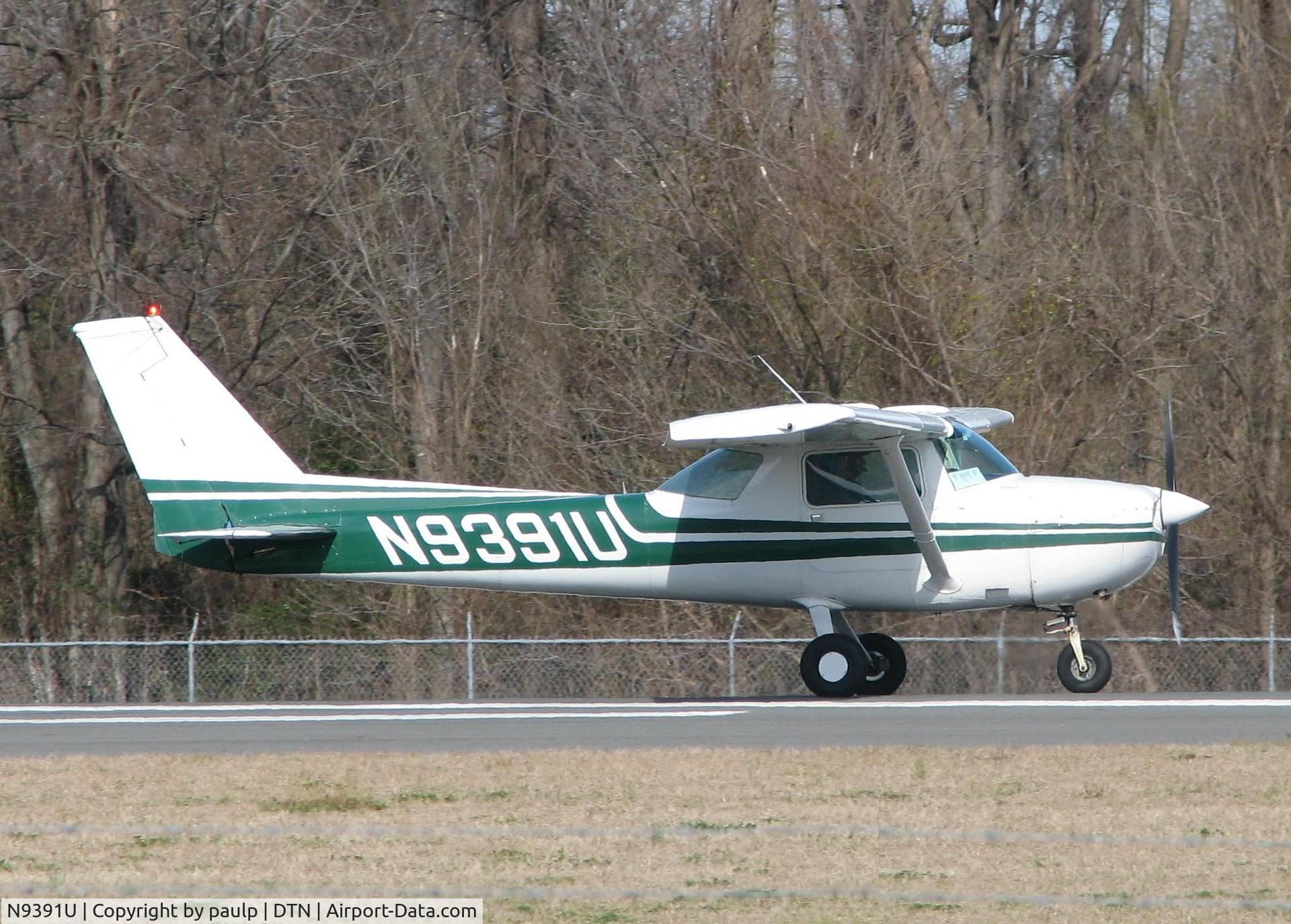N9391U, 1976 Cessna 150M C/N 15078339, Taking off from the Downtown Shreveport airport.