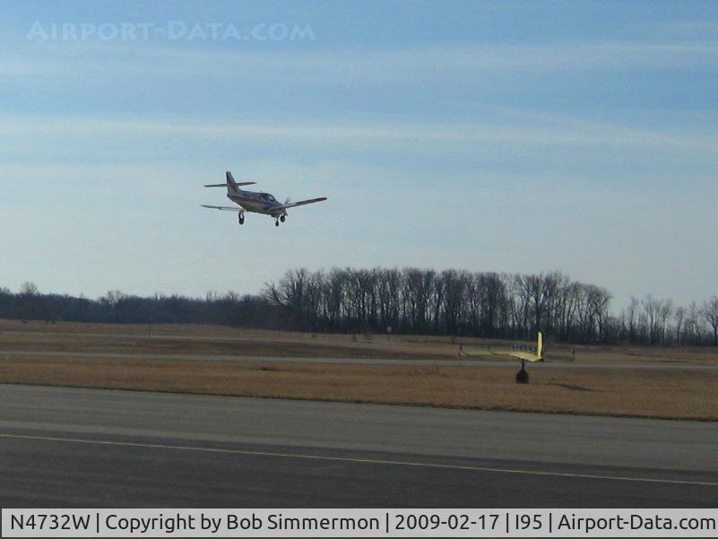 N4732W, 1976 Rockwell International 114 Commander C/N 14062, Landing RWY 22 at Kenton, Ohio