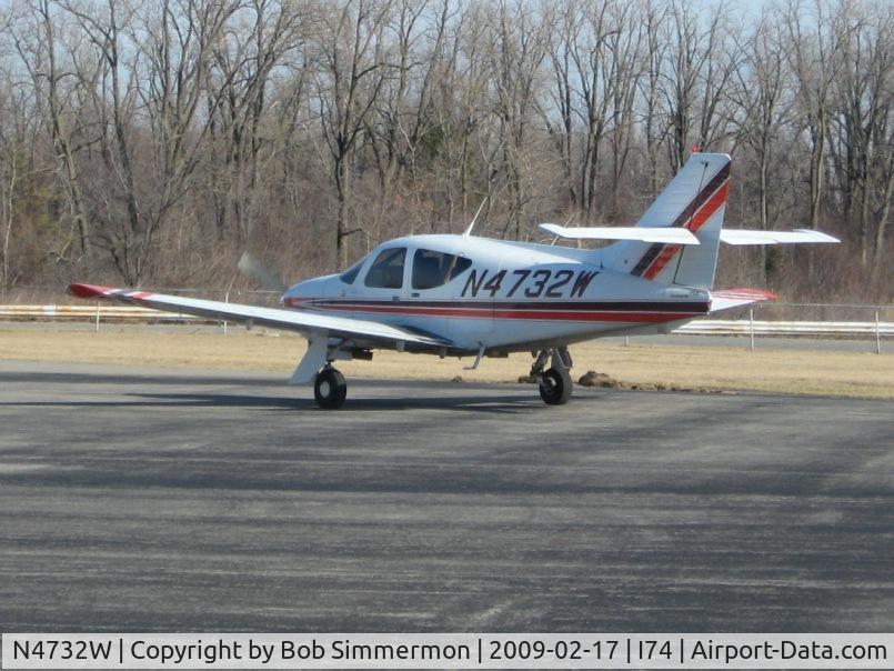N4732W, 1976 Rockwell International 114 Commander C/N 14062, On the ramp at Kenton, Ohio