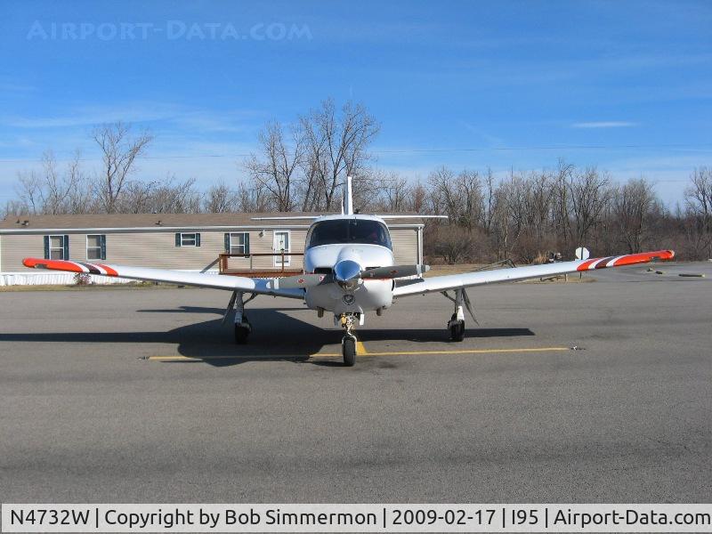 N4732W, 1976 Rockwell International 114 Commander C/N 14062, On the ramp at Kenton, Ohio