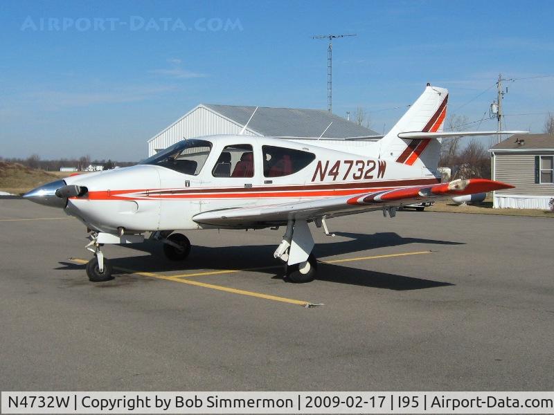 N4732W, 1976 Rockwell International 114 Commander C/N 14062, On the ramp at Kenton, Ohio