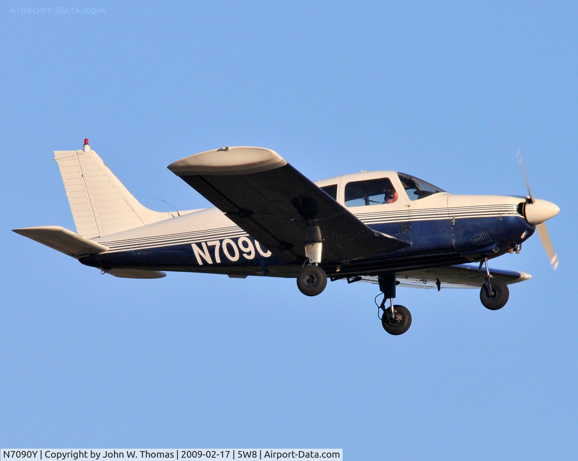 N7090Y, 1973 Piper PA-28-180 C/N 28-7305058, Departing runway 22