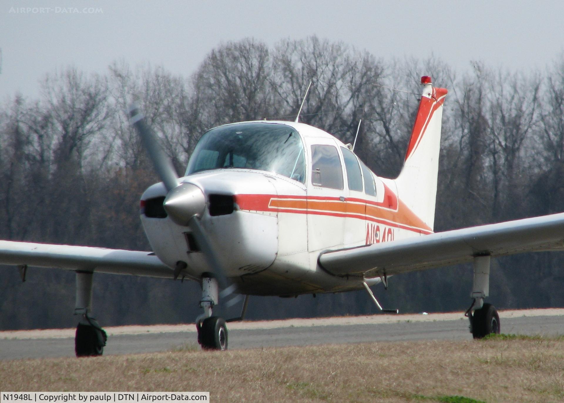 N1948L, 1976 Beech C23 Sundowner 180 C/N M-1833, Taxiing to the active at Downtown Shreveport.