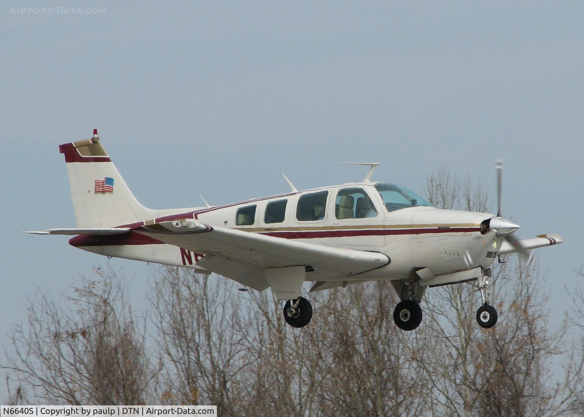 N6640S, 1976 Beech A36 Bonanza 36 C/N E-804, Landing at Downtown Shreveport.