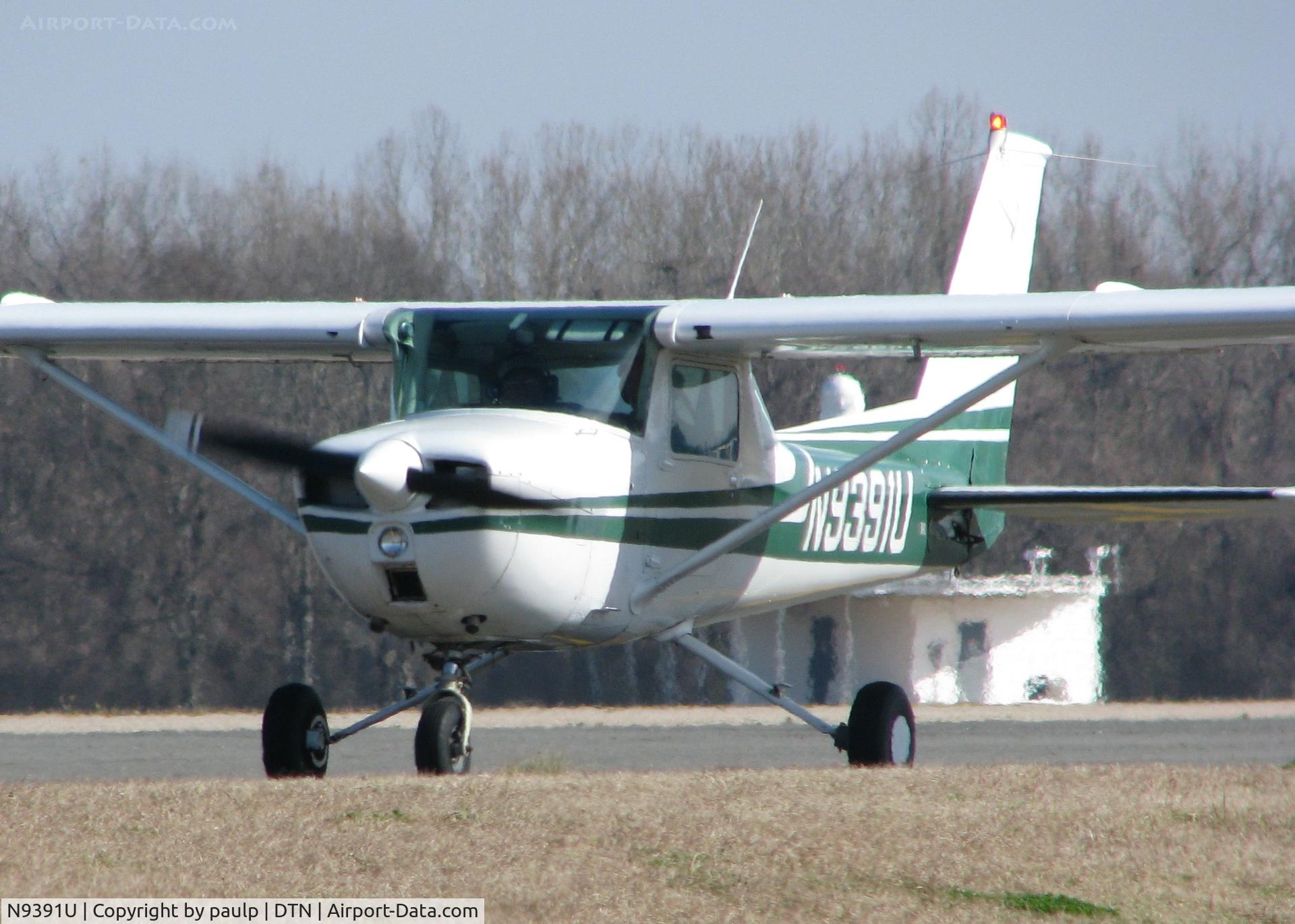 N9391U, 1976 Cessna 150M C/N 15078339, Taxiing on Foxtrot to runway 14 at Downtown Shreveport.