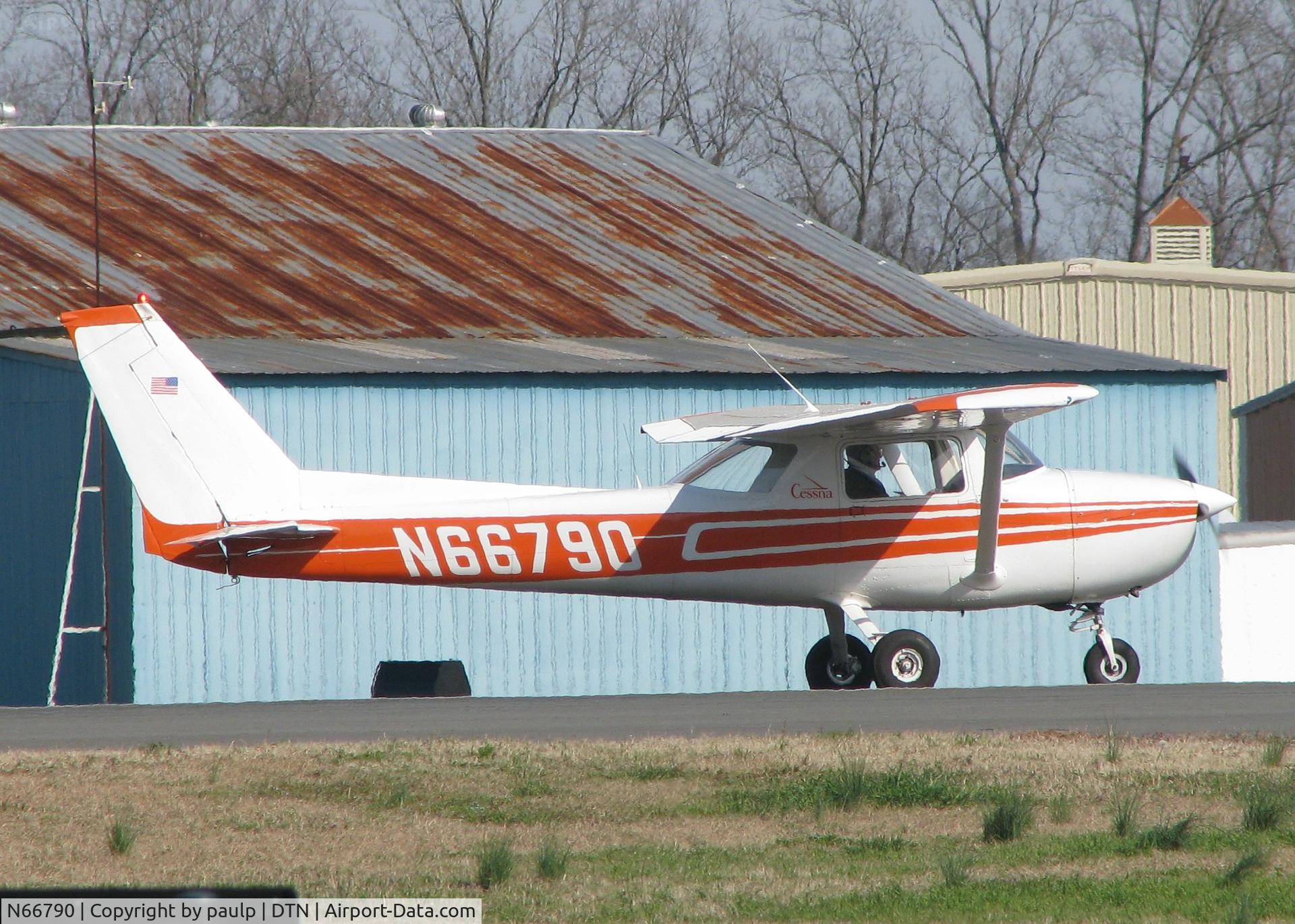 N66790, 1974 Cessna 150M C/N 15076283, Take off roll on runway 14 at Downtown Shreveport.