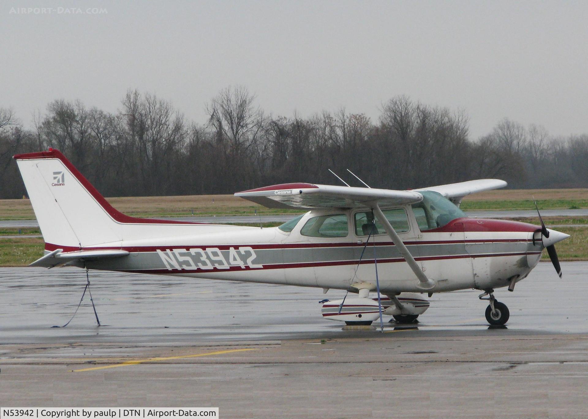 N53942, 1981 Cessna 172P C/N 17274829, Parked at Downtown Shreveport on a rainy, dreary day.