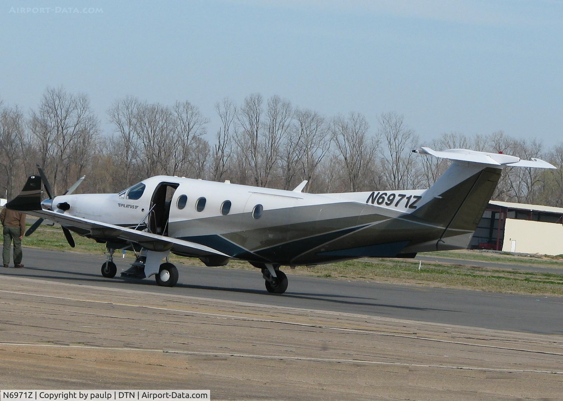 N6971Z, 2005 Pilatus PC-12/45 C/N 629, Just parked at Downtown Shreveport.